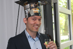 Oliver Schiwy mit seinem Doktorhut