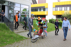 Fabian auf dem Weg zu seinem Doktorwagen