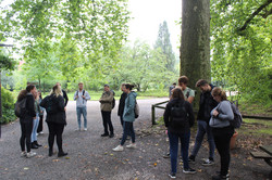 Die Teilnehmer des Betriebsausfluges warten auf die Gruppeneinteilung für die Schnitzeljagd