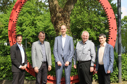 Fabian Thomas mit der Prüfungskommission