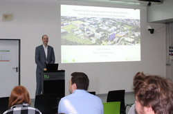 Fabian vor der Präsentation seiner Doktorarbeit in der BCI-Galerie