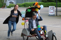 Fabian auf der Fahrt in seinem Doktorwagen über den Campus