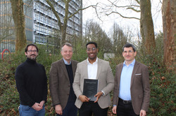 Kilan Schäfer mit der Prüfungskommission