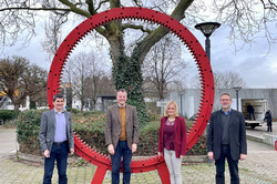 Leonie Hillebrands mit der Prüfungskommission