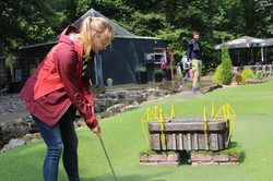 Ronja Weidemann beim Abschlag Minigolf