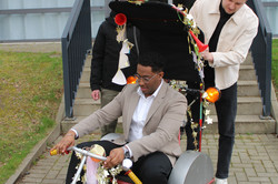 Kilan Schäfer in seinem Doktorwagen auf dem Weg zur Rundfahrt auf dem Campus