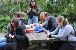 Die Teilnehmer warten auf das Endergebnis der Schnitzeljagd