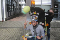 Thanet Pitakbut in seinem Doktorwagen auf dem Campus