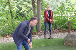 Prof. Oliver Kayser beim Minigolf