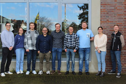 Die Teilnehmer der Exkursion vor der Brennerei