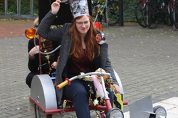 Saskia Spitzer im Doktorwagen auf dem Campus der TU Dortmund