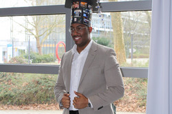 Kilan Schäfer mit seinem Doktorhut aus Frankfurt