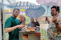 Das Grillteam beim Abschluss-Grillen trotzt dem Regen