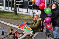 Leonie Hillebrands im Doktorwagen auf dem Campus