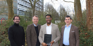 Kilan Schäfer mit der Prüfungskommission