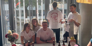 Betreuer und Teilnehmer der Brau-AG 2025/2026 vor ihrem Stand in Hamburg